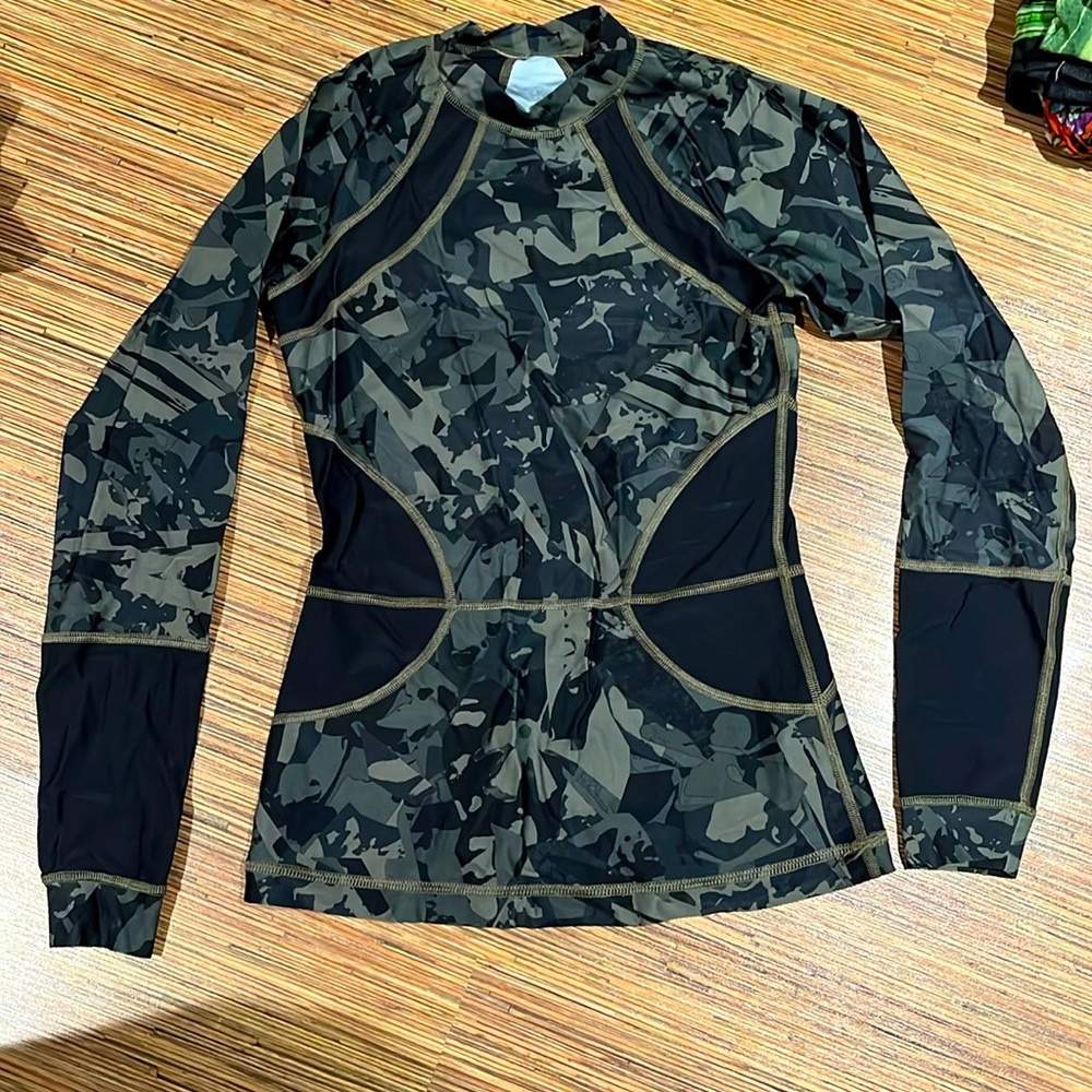 Lululemon Suns Out Rash Guard